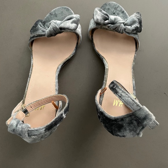 H&M crushed velvet ankle strap heels 39 runs small - Picture 3 of 15